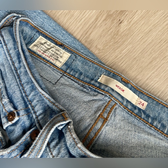 Levi’s Wedgie. 99% cotton, 1% elastane. Size 0/24 - Picture 4 of 4